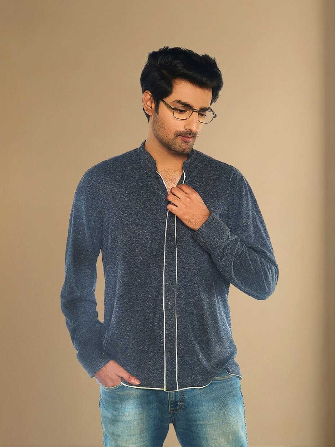 Lior Shirt – A grey shirt with a mandarin collar in recycled polyester and hemp, the Lior Shirt by Jhultaru brings structure with a minimal voice. 85% recycled polyester + 15% hemp – sustainable, breathable, and elevated.